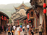 Туристы наслаждаются достопримечательностями древнего города Лиодай, Китай