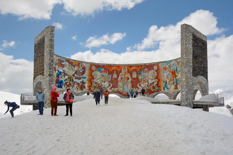 Monumento a la amistad de los pueblos de Rusia y Georgia cerca de Gudauri