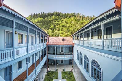 Внутренний двор, Гостиница Golden Tulip Borjomi