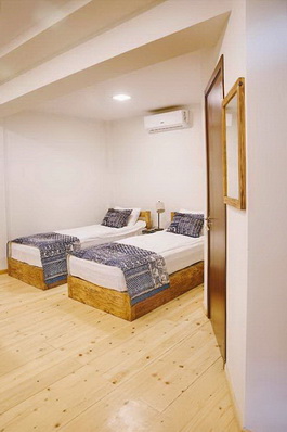 Twin room with mountain view