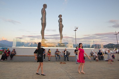 Ali y Nino Statue en Batumi, Georgia