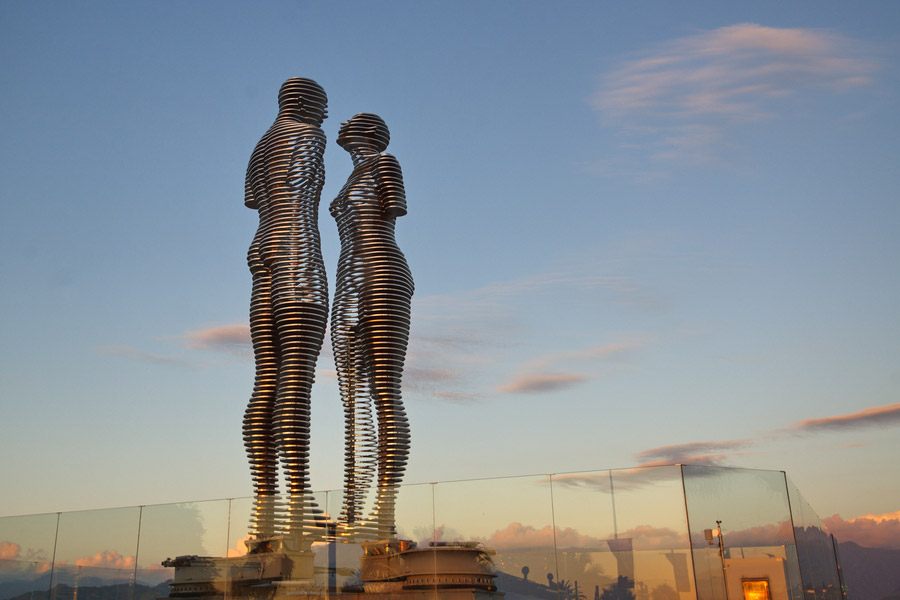 Скульптура «Али и Нино»