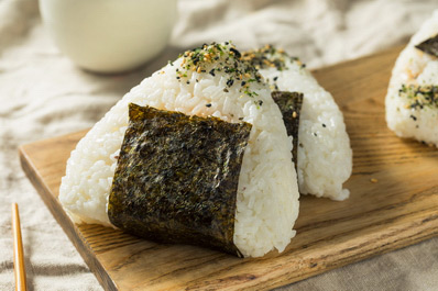 Onigiri, Comida en Japón