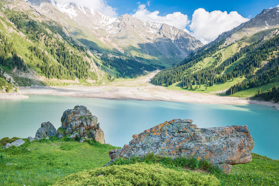 Turismo en Kazajistán. Turismo de Naturaleza. Gran lago de Almaty, cerca de Almaty