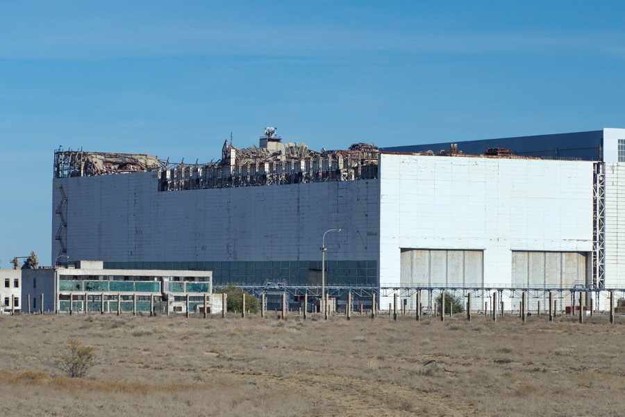 Разрушенная крыша монтажно-испытательного комплекса, космодром Байконур