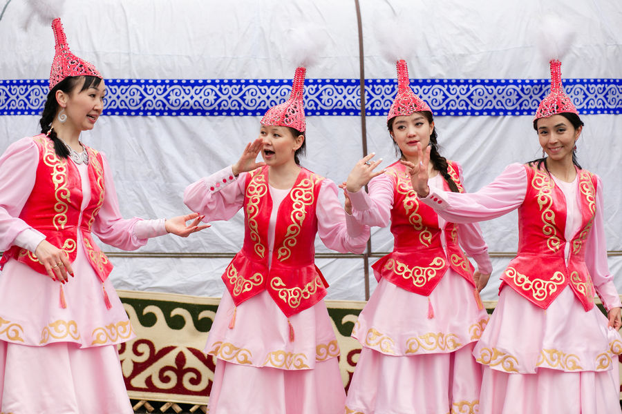 Навруз когда отмечается в 2024. Наурыз в Казахстане. Празднование Наурыза в Казахстане нарады. Наурыз костюмы для девочек. Современное платье на Наурыз.