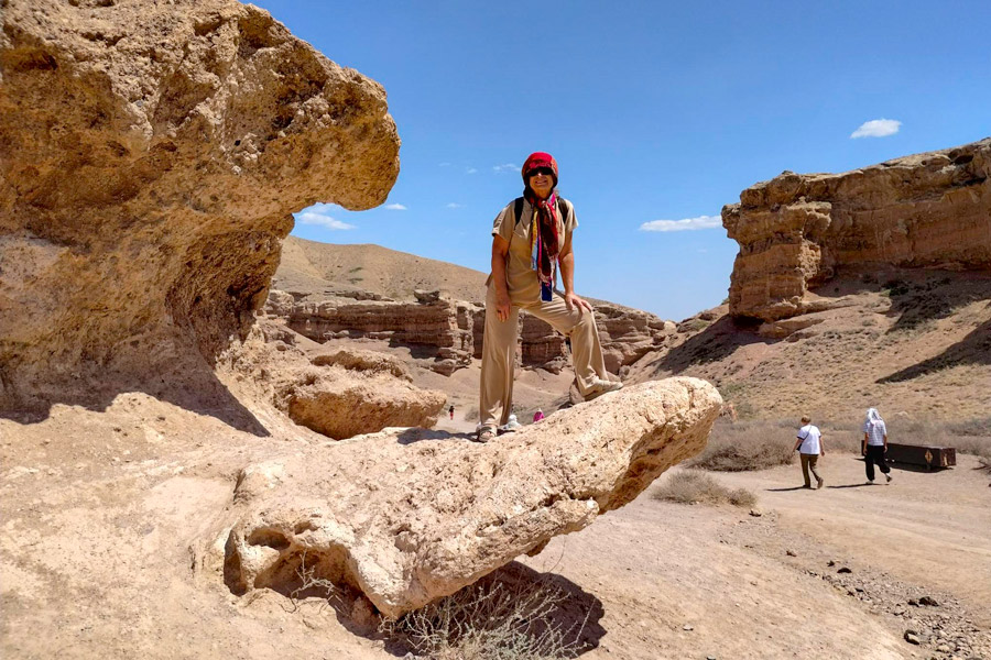 カザフスタンのチャリン峡谷 カザフスタンのチャリン渓谷、女性の一人旅