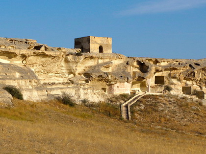 Excursión de un Día al Valle de las Bolas Torysh y la Mezquita Subterránea Shakpak-ata