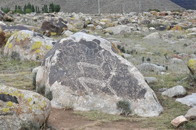 Pétroglyphes à Tcholpon Ata, Voyage au Kirghizistan