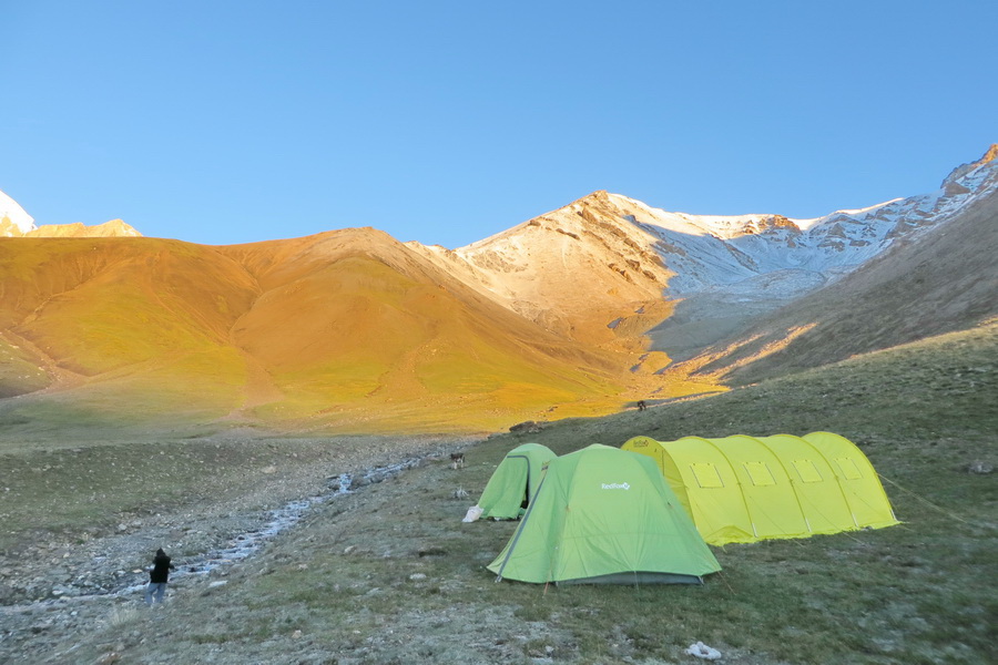 Палаточный лагерь на перевале Ак-Тюбек