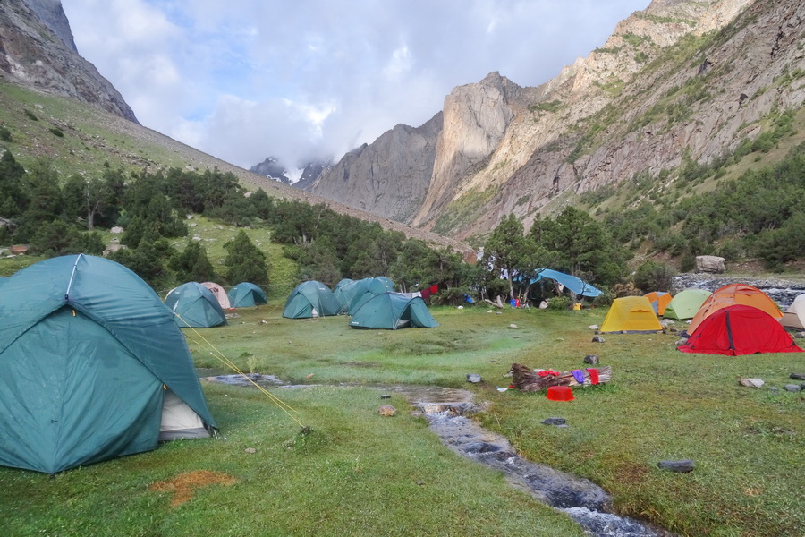 Палаточный лагерь в Кара-Суу