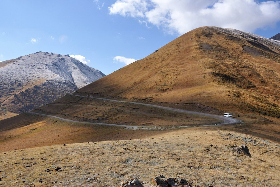 Road to Kalmak-Ashu pass