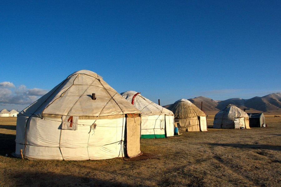 un camp de yourtes à Son Koul