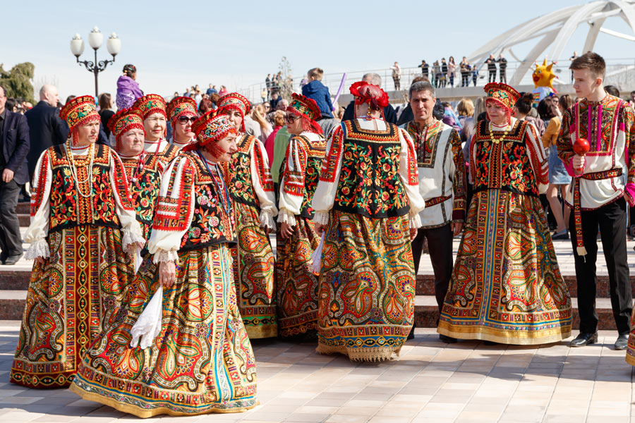 Народные танцы, представления, Русский театр