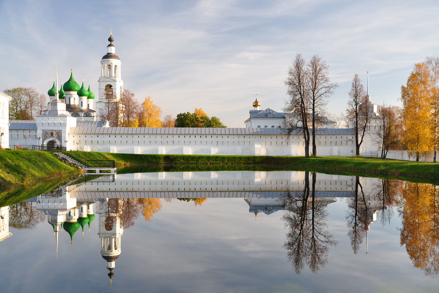 The City of Alexandrov in the Vladimir Region of Russia, the Golden Ring of  Russia. Kremlin. Central Gate Stock Image - Image of river, landscape:  266098777