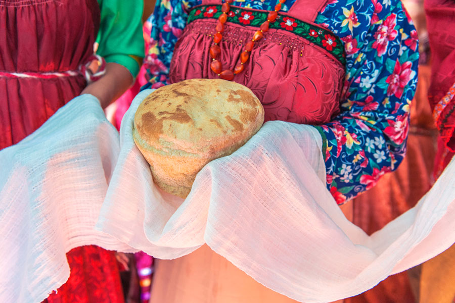 Russian wedding traditions: Newly weds welcome