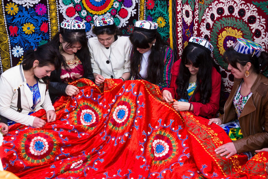 Культура Таджикистана: вышивка на ткани