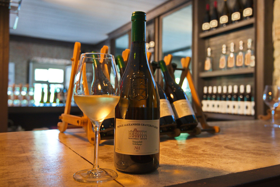 Botella de vino blanco Tsinanadali en la sala de degustación