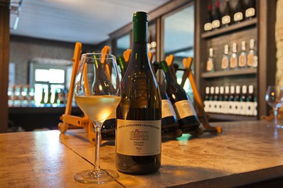 Botella de vino blanco Tsinanadali en la sala de degustación