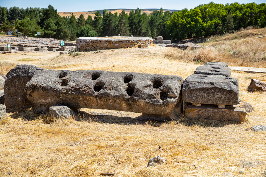 Stones with Round Holes, Alacahöyük