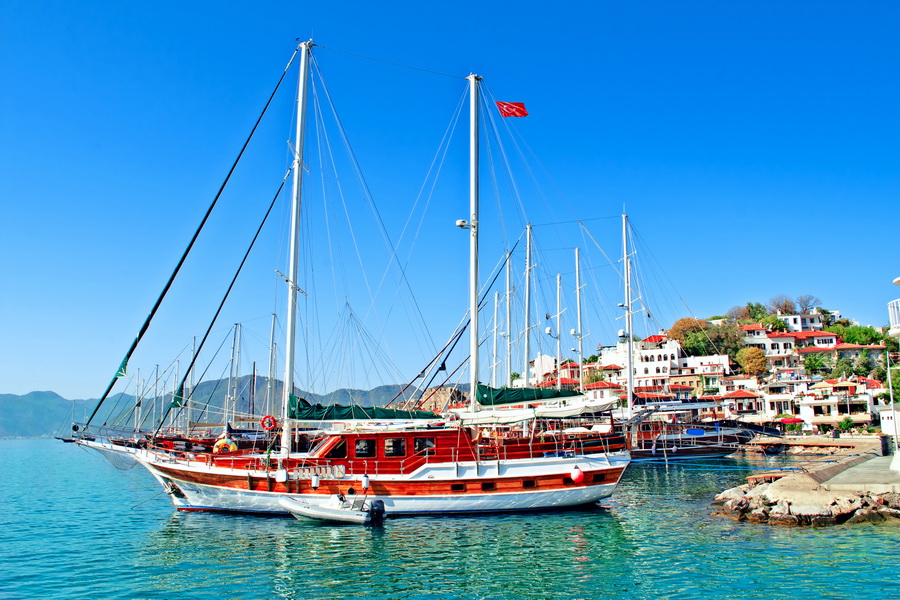 Yacht, Port of Maris