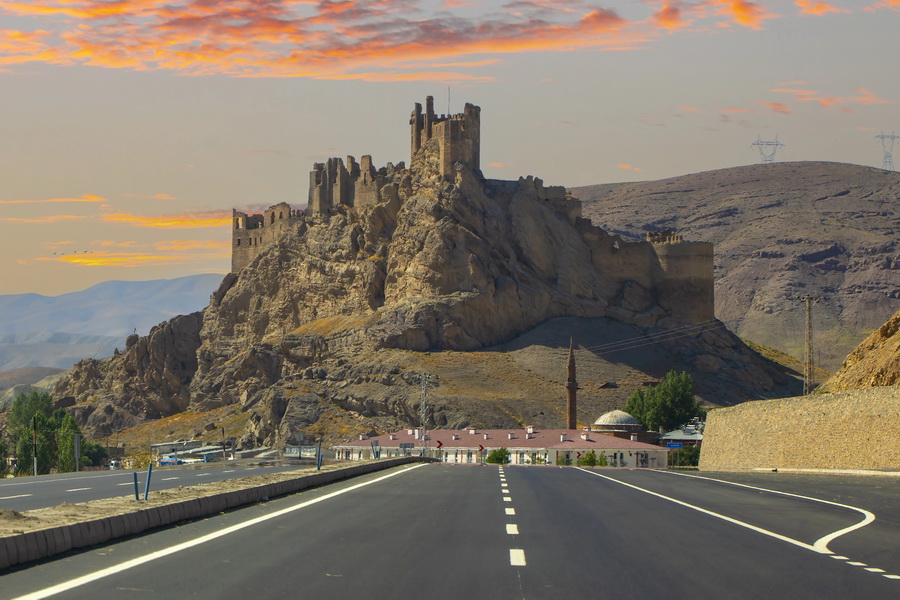 Hoşap Castle (Hoşap Kalesi)
