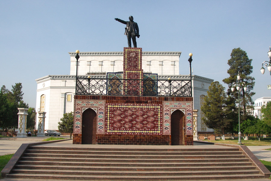 Top 10 Landmarks and Attractions in Ashgabat: Lenin Monument