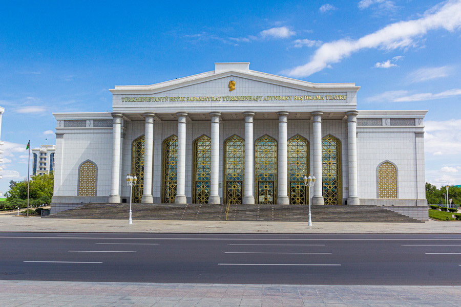 Teatro Principal de Turkmenistán, nombrado tras Saparmurat Turkmenbashi, Asjabad