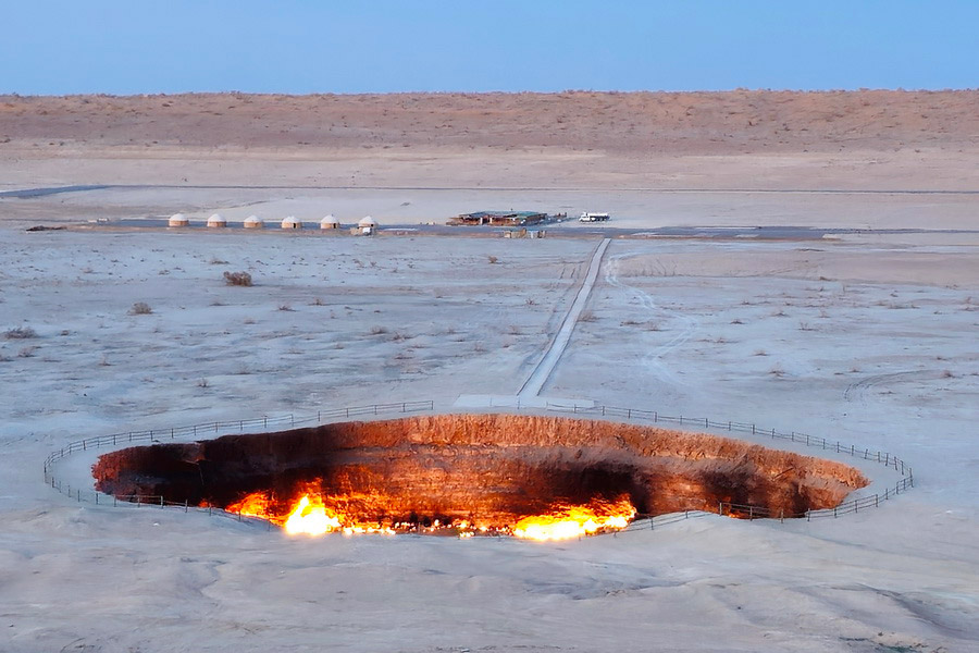 Campamento de yurtas en el pozo de Darvaza, Turkmenistán