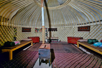 Campamento de yurtas en el pozo de Darvaza, Turkmenistán