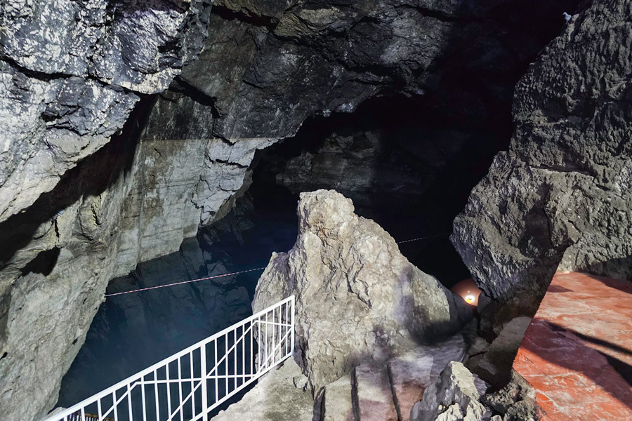 Underground Lake Kow-Ata in Turkmenistan