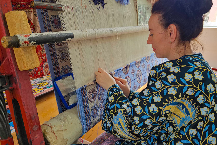 Silk Carpet Factory Hudjum, Samarkand, Carpet Weavers and Embroiderers of Uzbekistan