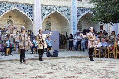 Espectáculo folclórico en la madraza Nadir Divan-Begi, Bujará