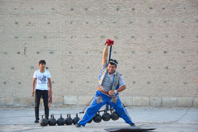 Artista callejero en la plaza de Registán, Bujará (Bukhara)