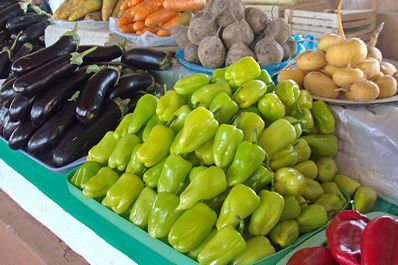 地元の市場でのウズベキスタンの果物