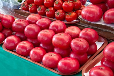 Verdure uzbeki al mercato locale