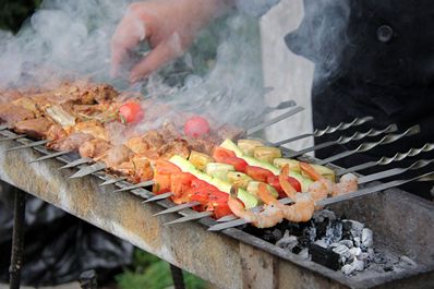 Platos uzbekos con carne – kebab de carne