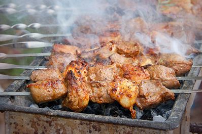 Plat ouzbek de la viande : chachlyk des morceaux du mouton