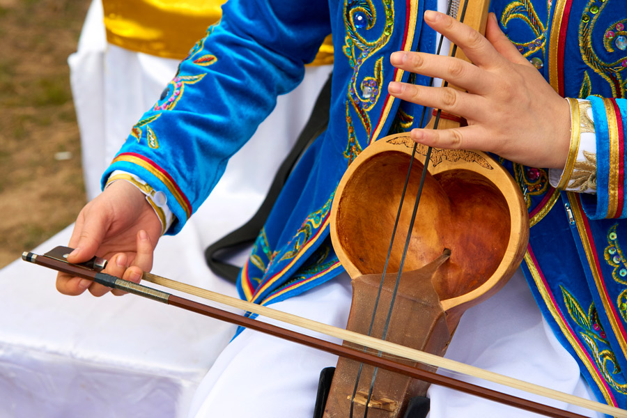 Игра на кобызе