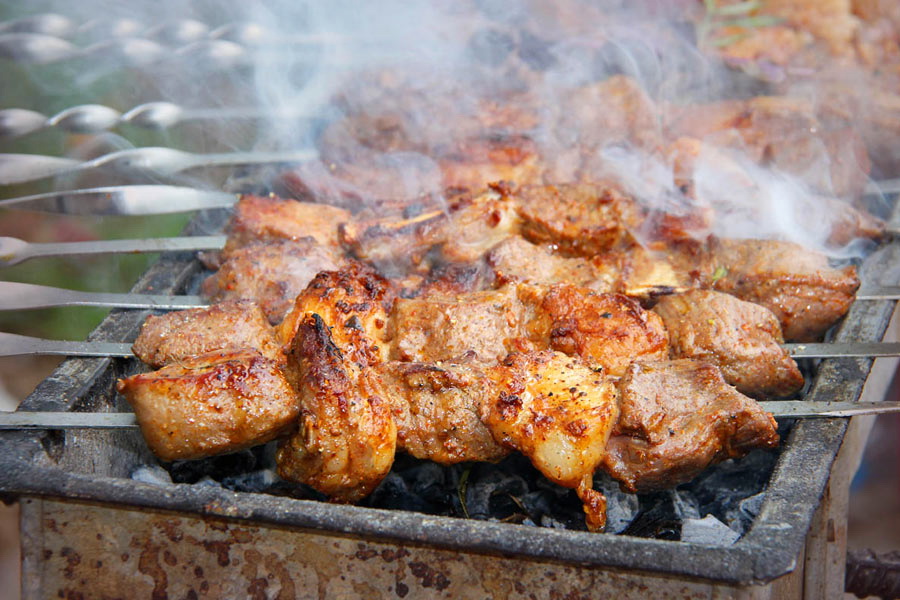 Platos uzbekos con carne – shashlik (kebab)