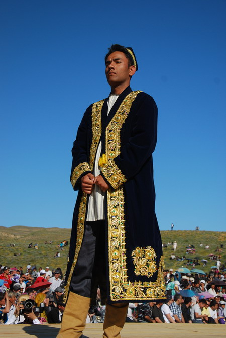 Clothing decorated with gold embroidery-zarchapan