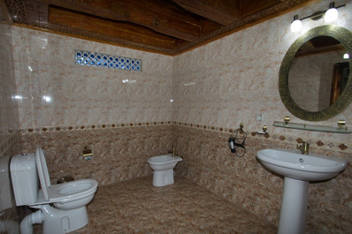 Suite bathroom