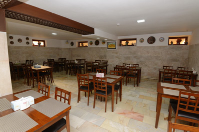 Restaurant, Devon Begi Hotel