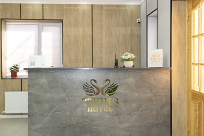 Ресепшн, Гостиница Twins