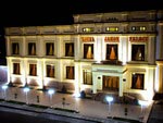 Die Fassade des Hotels bei Nacht, Hotel Jahon Palace