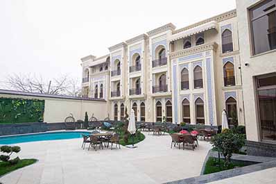Courtyard, Kohinur Plaza Hotel