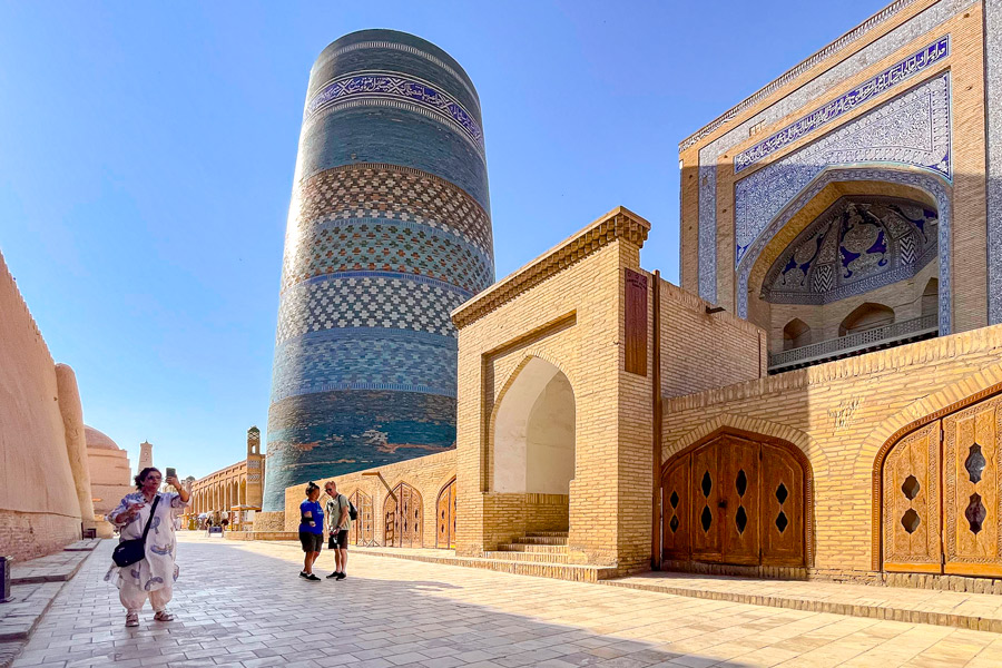 Madraza Mukhammad Amin-khan, Jivá