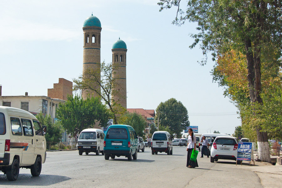 MARGILAN, Usbekistan - 21 AUGUST: Alte Lada Auto mit Besen zum