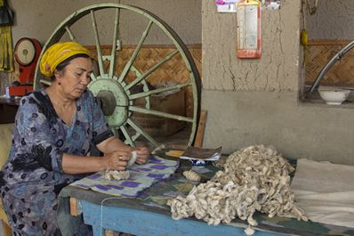 Procès de la fabrication dans la fabrique de soie Yodgorlik, Marguilan