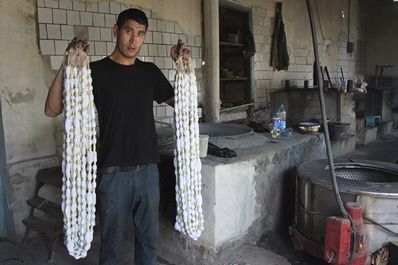 Procès de la fabrication dans la fabrique de soie Yodgorlik, Marguilan